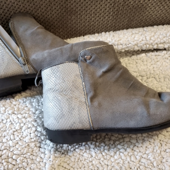 Girls ankle boots gray suade leather zip up. - Picture 8 of 11